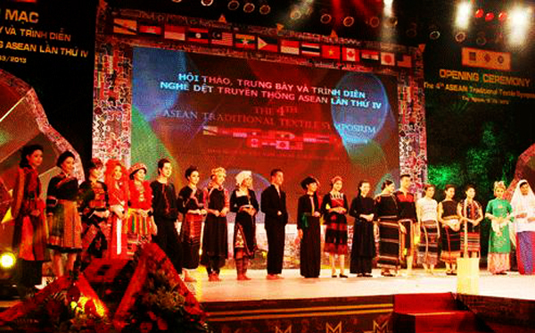 Sinh viên trường ĐH Khoa học tự hào góp phần vào thành công của Hội thảo Quốc tế nghề dệt truyền thống các nước Asean lần thứ IV_thumbnail