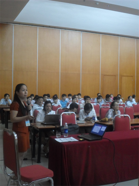 Giảng viên Đỗ Thị Vân Hương báo cáo tại hội nghị