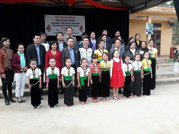 Công đoàn Đại học Thái Nguyên tổ chức tặng quà tại xã Mường Nhà, huyện Điện Biên, tỉnh Điện Biên_thumbnail