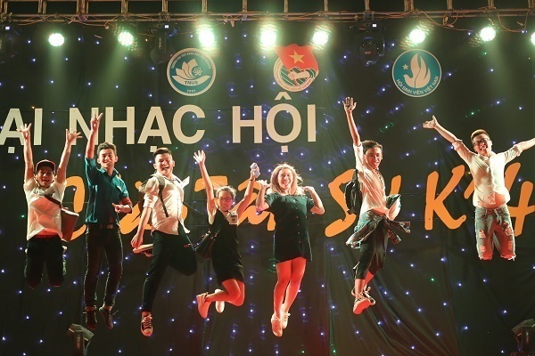 Cuồng nhiệt trong đêm "Đại nhạc hội chào tân sinh viên K14" trường Đại học Khoa học Thái Nguyên_thumbnail